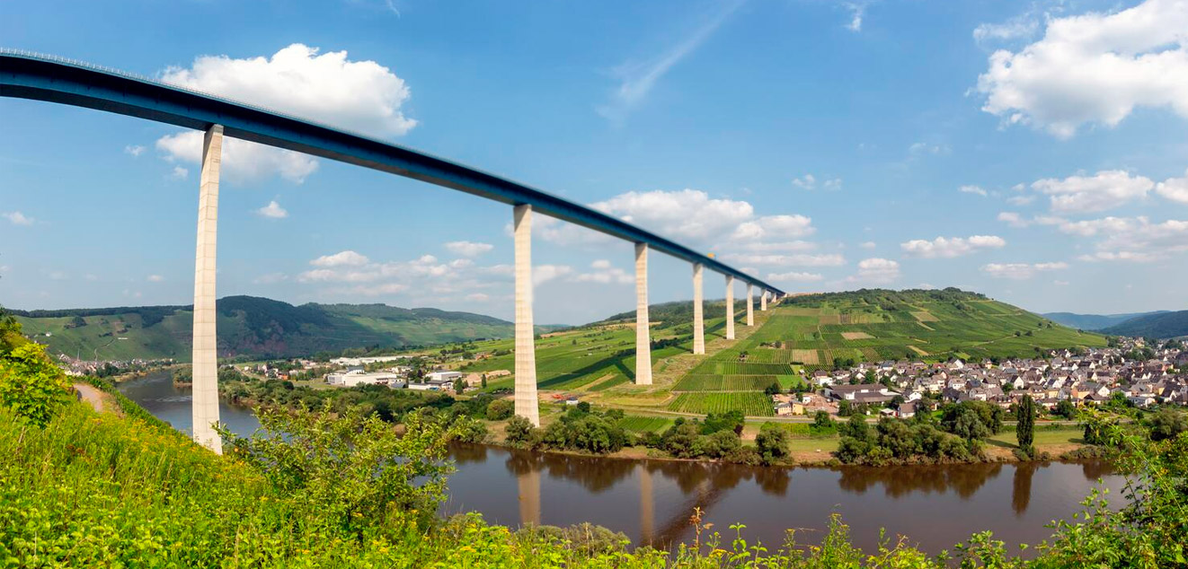 Симметрия шага опор моста через реку Мозель на дороге к Цельтингену